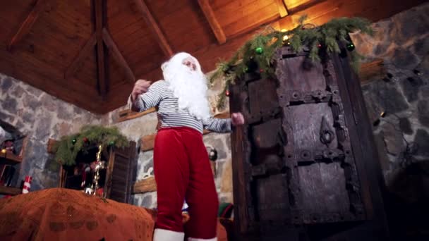 Papá Noel Haciendo Ejercicios Casa Los Elfos Ayudan Santa Ponerse — Vídeo de stock