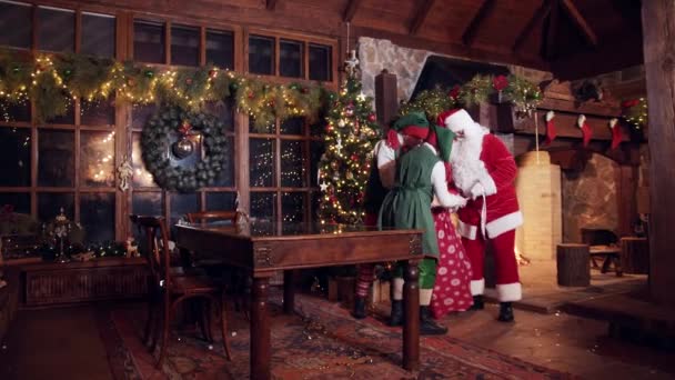 Χαρούμενα Ξωτικά Ξεπροβοδίζουν Τον Άγιο Βασίλη Δώρα Χριστούγεννα Ξωτικά Έβαλαν — Αρχείο Βίντεο