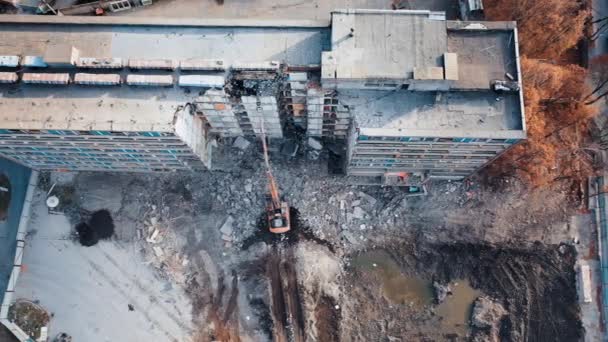 Зруйнований Екскаватор Знищує Стару Непридатну Будівлю Руйнування Стін Бетонних Блоків — стокове відео