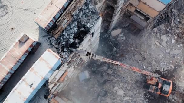 Alte Betongebäude Mit Mechanischem Arm Der Planierraupe Auf Baustelle Zerstören — Stockvideo