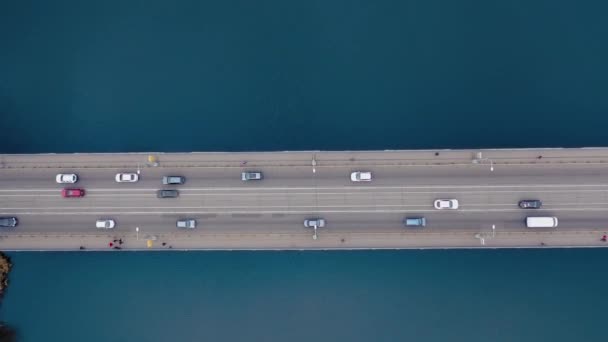 Bovenaanzicht Vanuit Lucht Brug Auto Rijden Een Viaduct Het Water — Stockvideo