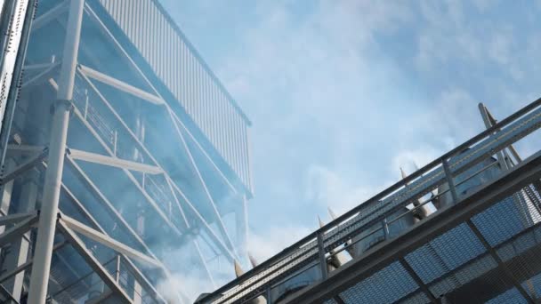 Fumée Provenant Des Tuyaux Ascenseur Entrepôt Moderne Acier Dans Élévateur — Video