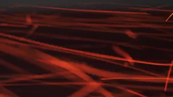 炎の熱い粒子を燃焼飛行 煙と黒の背景に火の粒子 炎から飛び立つメンバー — ストック動画