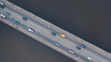 Nehir üzerindeki köprüde şehir içi araba trafiği. Bir İHA ile ateş etmek.