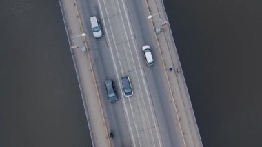 İHA rotasyonu. Şehirdeki nehir kavşağı ve köprü, hava manzaralı..