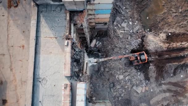 Bulldozer Met Mechanische Arm Vallende Betonnen Plaat Graafmachine Sloop Ruïnes — Stockvideo
