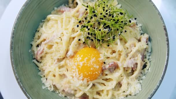 맛있는 요리하여 수있게 맛있는 이탈리아 위에서 치즈와 콩나물로 노른자를 곁들인 — 비디오