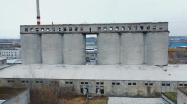 Beton boruları ve kırık camları olan terk edilmiş eski bir fabrika. Kimyasal fabrika deposu. Hava görünümü.