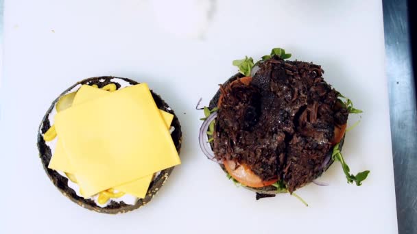 건강에 햄버거 주방장은 야채와 숟가락으로 햄버거를 만드는 맛있는 재료가 위에서 — 비디오