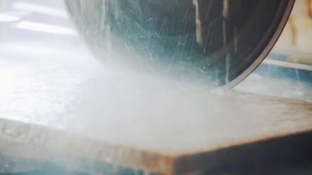 Automatyczna Maszyna Tnie Kamień Piłą Używając Wody Fabryka Kamienia Naturalnego — Wideo stockowe