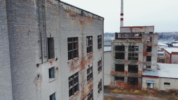 Zerstörte Alte Backsteingebäude Mit Kaputten Fenstern Und Türen Industriepark Luftaufnahme — Stockvideo