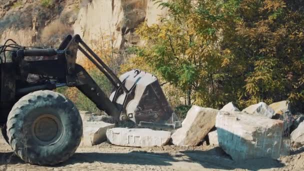 Régi Kotrógép Egy Kőbányában Egy Vödörrel Törött Kövekkel Homokkőbányászat — Stock videók