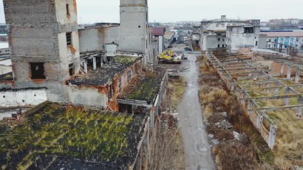 Vernietigde Oude Fabriek Het Bezaaide Dak Muren Van Industriële Gebouwen — Stockvideo