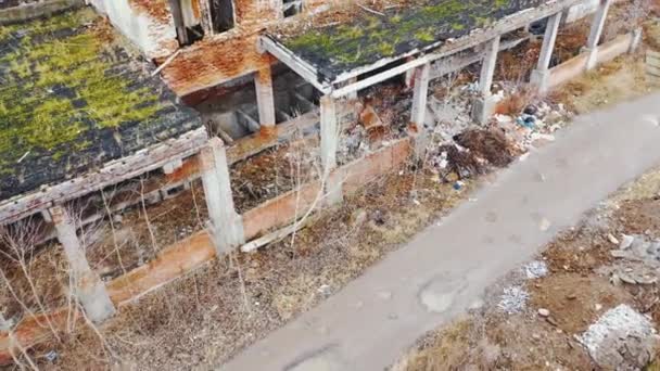 Ruïneerde Bakstenen Gebouwen Met Ingestorte Daken Gebroken Onverharde Weg Met — Stockvideo