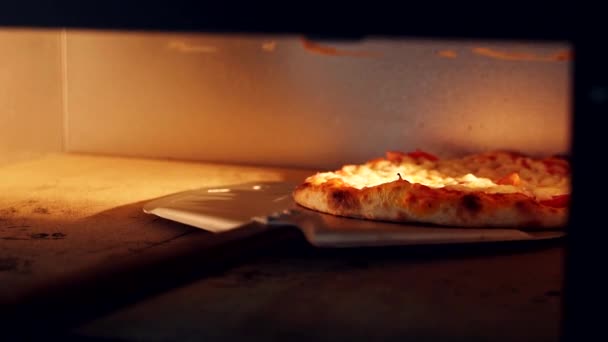 Chef Italiano Colocando Pizza Queijo Cru Forno Quente Fazer Pizza — Vídeo de Stock