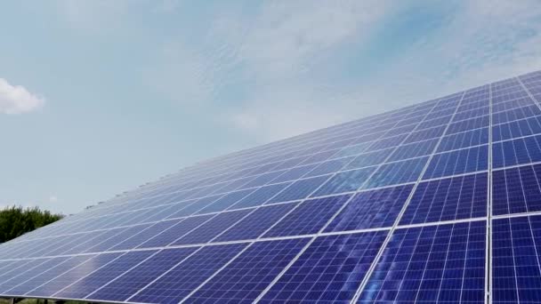 Современная Фотоэлектрическая Солнечная Батарея Энергетические Солнечные Панели Установлены Крыше Концепция — стоковое видео