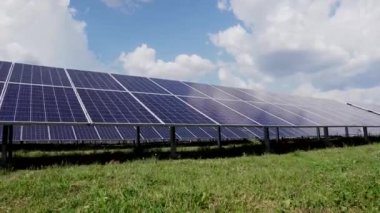Mavi fotovoltaik güneş panellerinin yüzeyi temiz ekolojik elektrik üretmek için kurulmuştur. Yenilenebilir enerji konsepti üretimi.