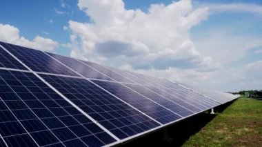 Sıra fotovoltaik kızılötesi güneş panelleri. Güneş enerjisi yenilenebilir. İnce film güneş panelleri teknolojisi. Yeşil temiz enerji.