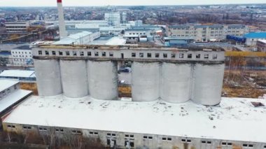 Büyük kimya fabrikası. Yeni bir modern fabrikanın arka planına karşı eski bir binanın havadan görünüşü.