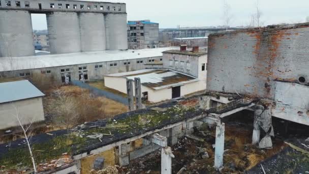 Luftaufnahme Einer Alten Fabrikruine Mit Trümmern Und Kaputten Ziegeln Mit — Stockvideo