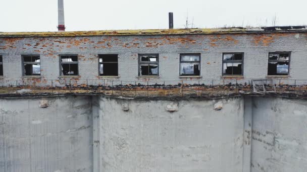 Ερειπωμένο Κτίριο Σπασμένα Παράθυρα Πολύ Παλιό Εργοστάσιο Στέγη Βρύα Και — Αρχείο Βίντεο
