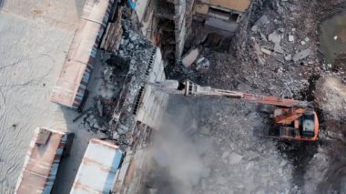 Havadan Görünüm Kazıcıları binanın beton yapısını söküyor. Hidrolik makineler bir yıkım alanındaki çöplerden kurtulmak için çalışıyor..