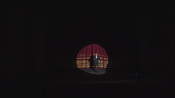 Een Mannelijke Entertainer Een Pak Het Podium Van Het Theater — Stockvideo