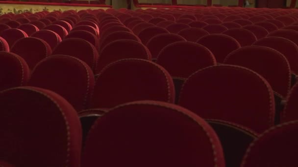 空荡荡的古典剧场剧院或歌剧院里一排排空的红色天鹅绒座位 有红色天鹅绒座位的空礼堂 后续行动 — 图库视频影像