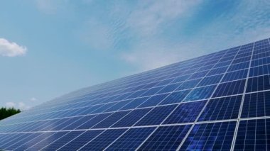 Mavi fotovoltaik güneş panellerinin yüzeyi, temiz ekolojik elektrik üretmek için çatıya monte edildi. Yenilenebilir enerji konsepti üretimi.