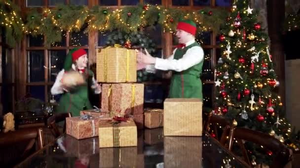 Presents Xmas Holidays Cheerful Elves Putting Gift Boxes Table Christmas — Vídeo de stock