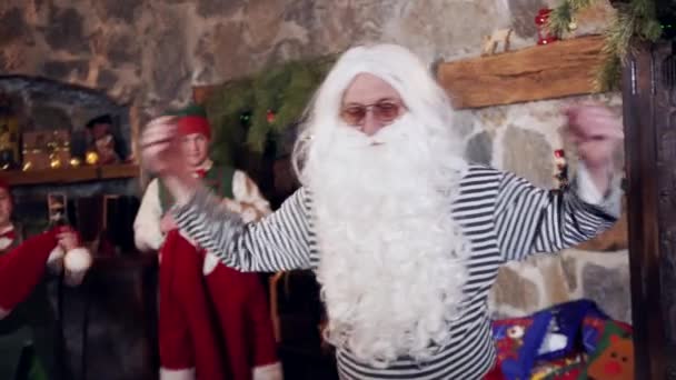 Mature Father Frost Doing Exercise His Residence Elves Prepare Costume — Wideo stockowe