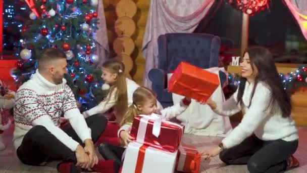 Happy Family Mother Father Two Daughters Play Colorful Gift Boxes — Vídeo de stock