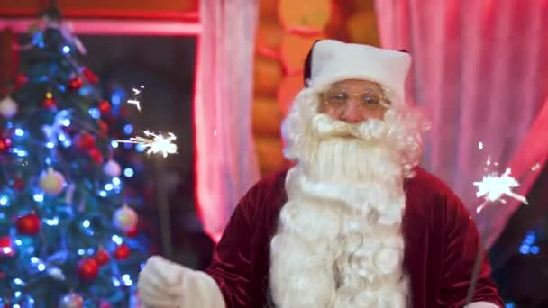 Happy Santa Claus Dancing Christmas Tree Sparklers House New Year — Video