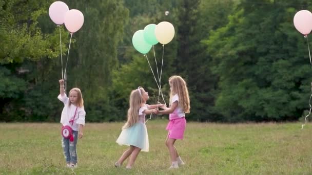 Buon Gruppo Bambini Divertono All Aperto Con Palloncini Ragazzo Ragazze — Video Stock