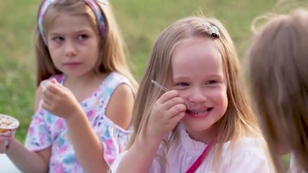 Pacar Gadis Bahagia Makan Krim Dengan Sendok Duduk Rumput Hijau — Stok Video