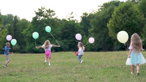 Счастливые Дети Бегают Траве Парке Мальчик Девочки Шариками Руках Летний — стоковое видео