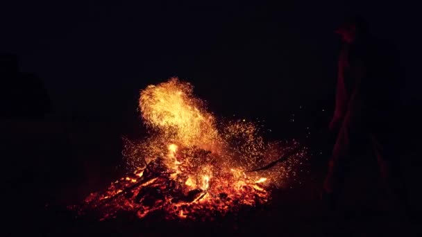 Ragyogó Szikrák Tűzből Egy Férfi Farmer Éjjel Ágakat Éget Tűzláng — Stock videók