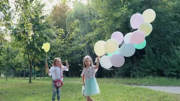 Küçük Kızlar Atlarlar Koşarlar Toplarla Oynarlar Ağlar Parkta Sabun Köpükleri — Stok video