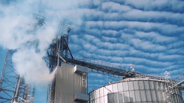 Vit Rök Från Fabriksskorstenen Miljöförstöring Stora Metallkonstruktioner Hissen Bakgrunden Himlen — Stockvideo