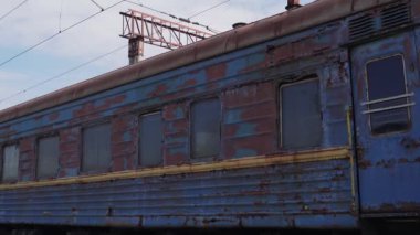 Demiryollarındaki eski paslı mavi tren. Sovyet demiryolu araçları çöp sahasında. Boya soyuyordum. Demiryolu deposu.