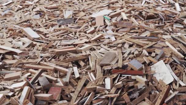 Мусорная Свалка Разные Обломки Древесных Плит Отходы Производства Мебели Загрязнение — стоковое видео