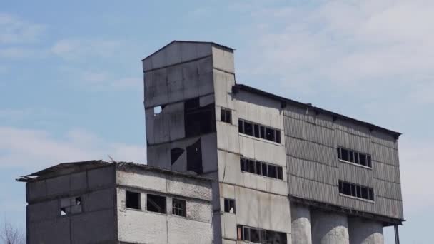 Kırık Camları Olan Eski Terk Edilmiş Bir Fabrikanın Yıkılmış Beton — Stok video