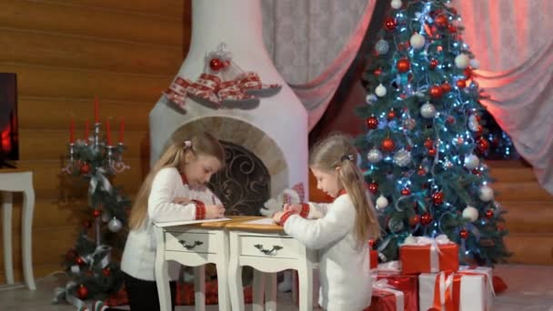 Dos Hermanas Con Suéteres Blancos Dibujan Casa Con Decoraciones Año — Vídeos de Stock