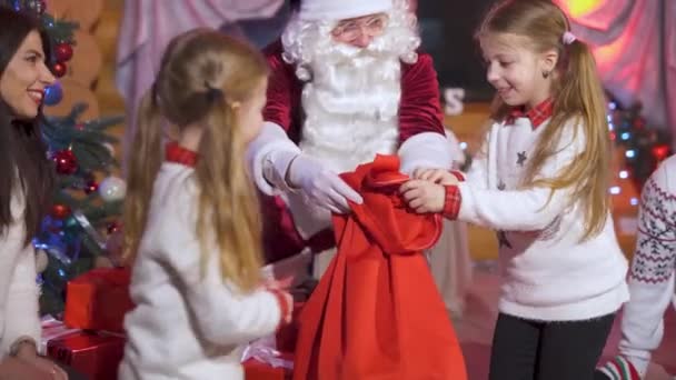 Las Chicas Reciben Gatito Una Caja Como Regalo Santa Claus — Vídeos de Stock