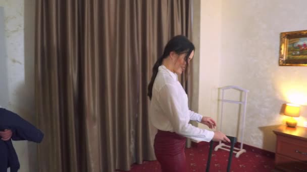 Wesoły Młody Para Mężczyzna Kobieta Walizkami Zameldować Się Pokoju Hotelowym — Wideo stockowe