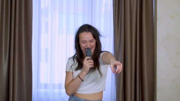 Wesoła Szczęśliwa Kobieta Śpiewa Tańczy Karaoke Domu Przy Oknie Młoda — Wideo stockowe