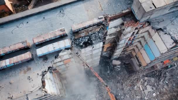 Destrucción Antiguo Edificio Varios Pisos Por Una Máquina Trabajos Excavadora — Vídeos de Stock