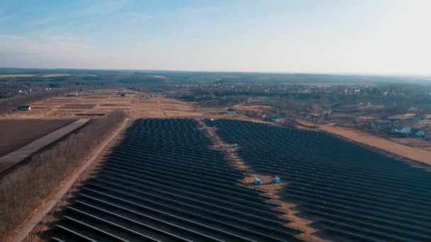 Flygfoto Solkraftverkspaneler Höstlandskap Vid Solnedgången Med Fält Hus Skog Och — Stockvideo