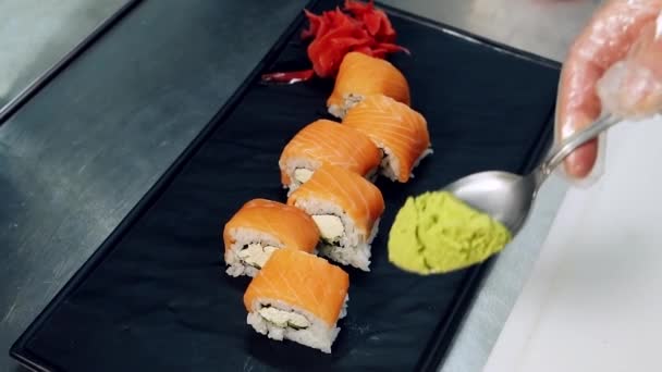 Japansk Sushi Rullar Svart Bräda Serverar Mat Kocken Sätt Wasabi — Stockvideo