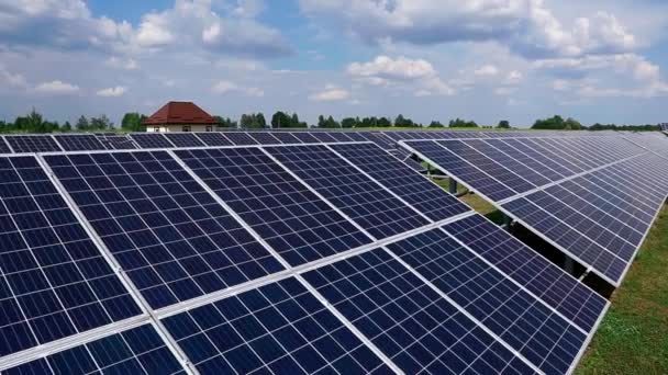 Paesaggio Con Filari Pannelli Fotovoltaici Una Centrale Solare Alberi Verdi — Video Stock